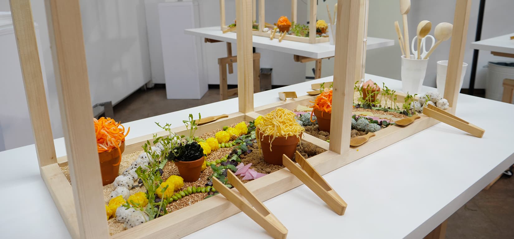 Le jardin comestible permet de récolter et de manger les éléments qui le composent. C'est une installation culinaire créée dans une serre en bois. Il s'agit d'une invitation à la découverte du design culinaire et des goûts japonais pour la marque de comestique Shiseido.