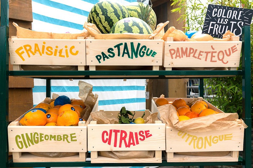 Création des typographies peintes à la main pour ce stand de marché avec des caisses de fruits